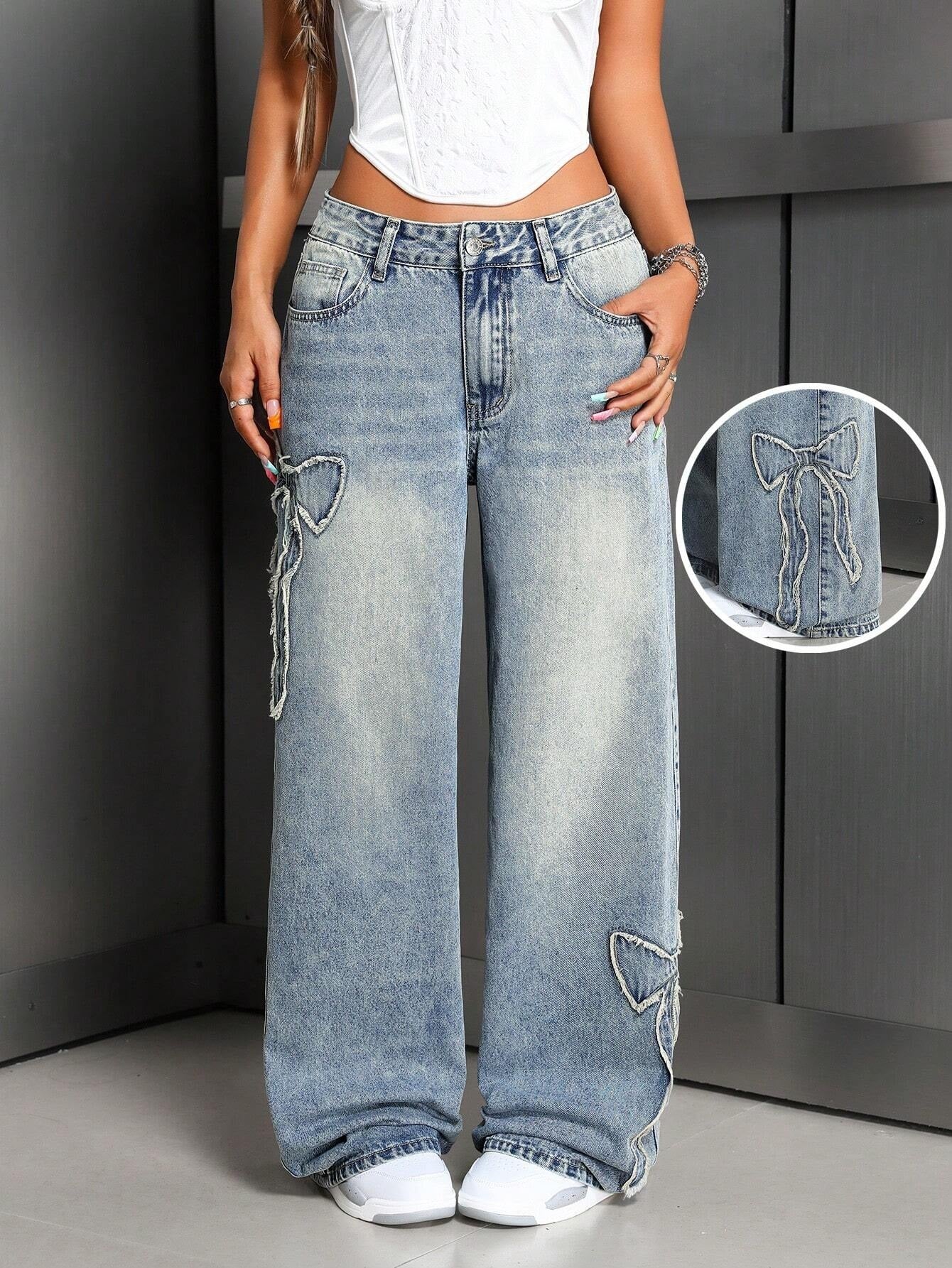 Jeans droits en denim lavé avec broderie en forme de nœud