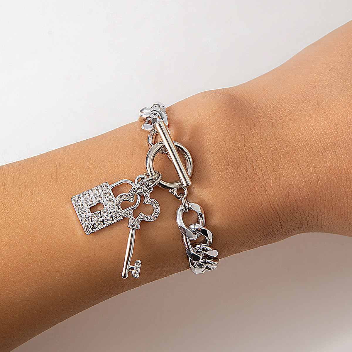 Collier avec cadenas et clé
