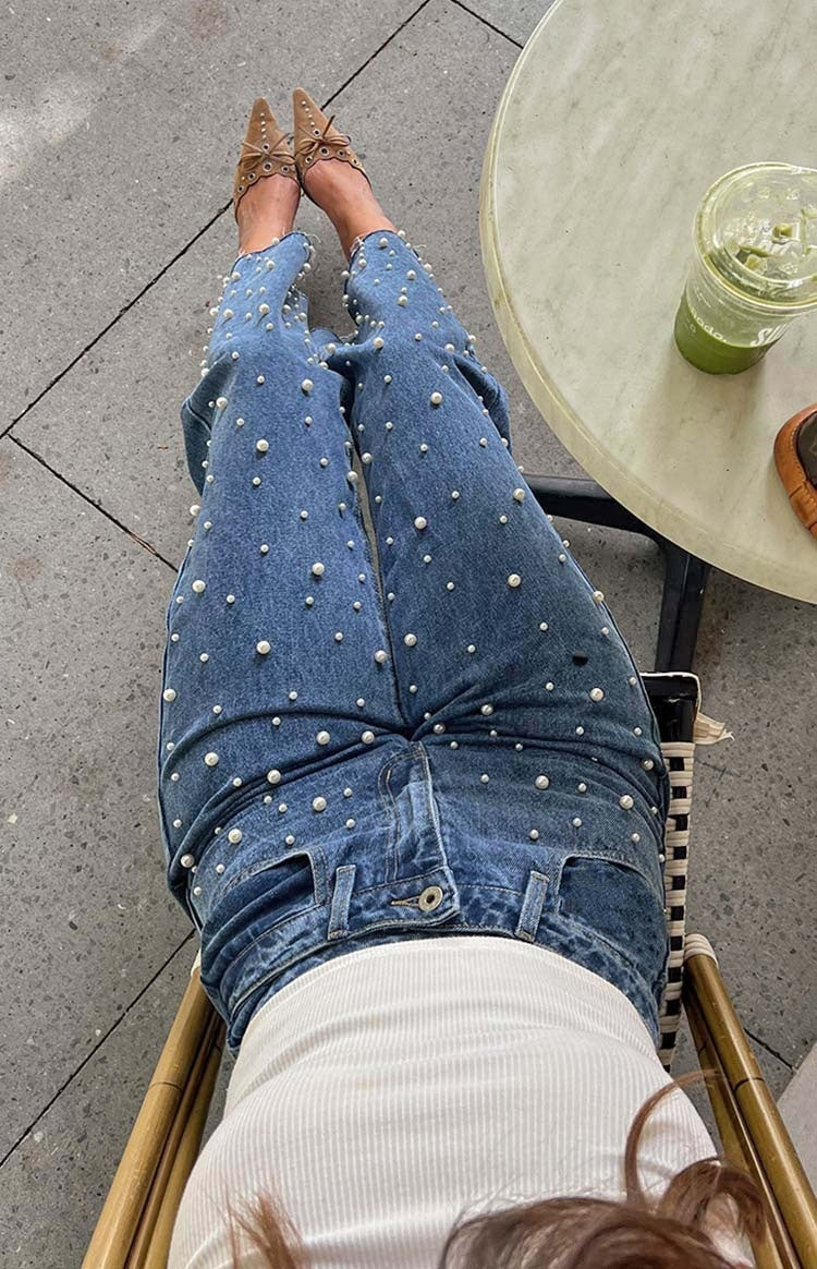 Jeans droits à ourlet effiloché avec perles croisées à taille oblique