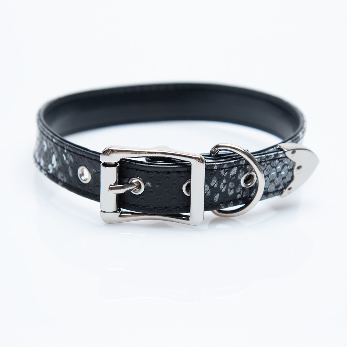 Collier en cuir à motifs