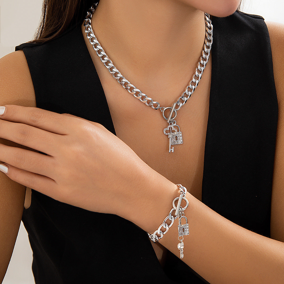 Collier avec cadenas et clé