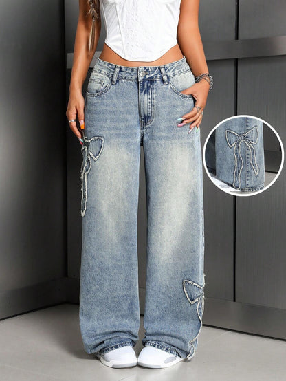 Jeans droits en denim lavé avec broderie en forme de nœud