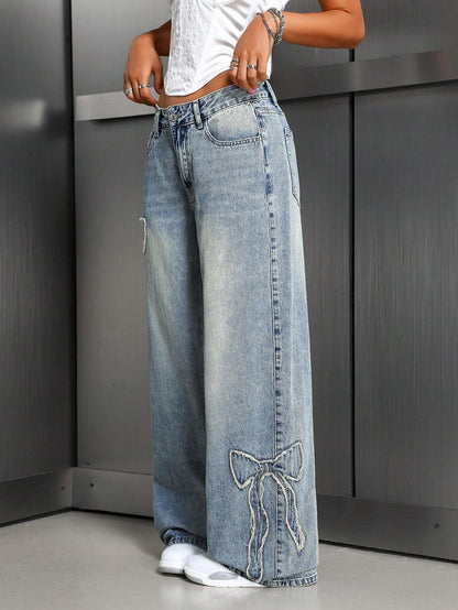 Jeans droits en denim lavé avec broderie en forme de nœud