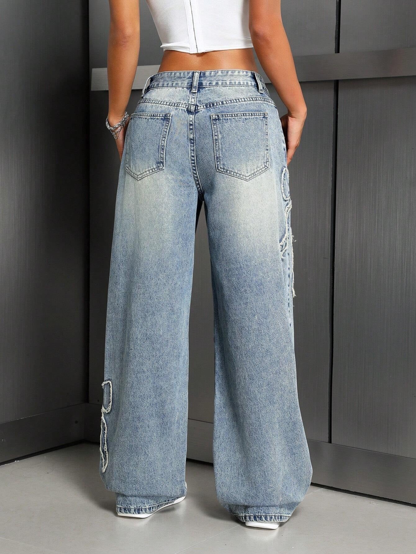 Jeans droits en denim lavé avec broderie en forme de nœud