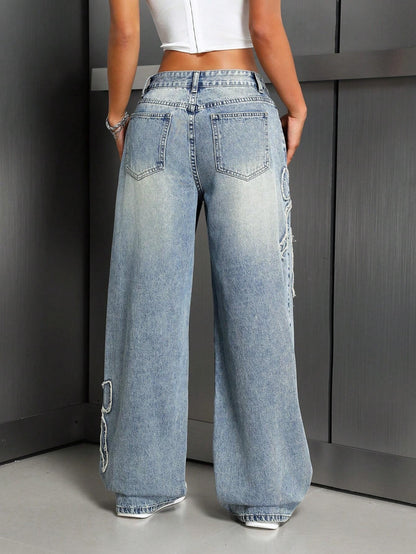 Jeans droits en denim lavé avec broderie en forme de nœud