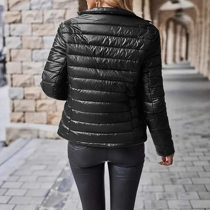 Veste en coton matelassée à col montant, à fermeture éclair et poches, coupe courte et ample